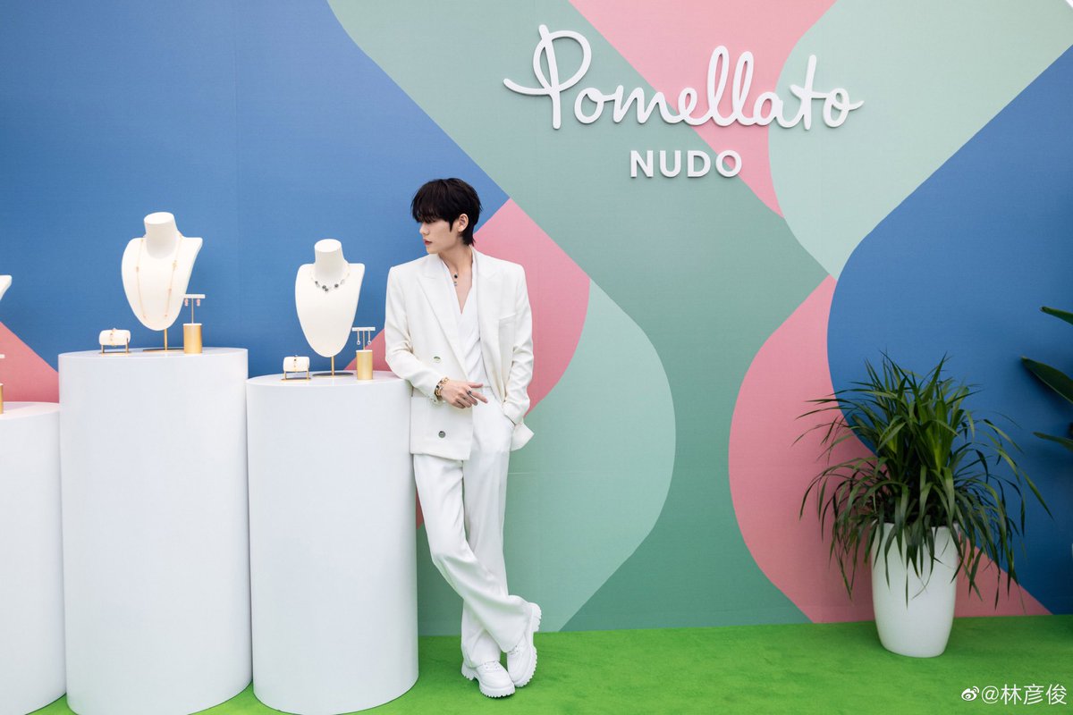 Meeting the Milan art world in Chengdu with Pomellato, a luxury Italian jewelry brand, is a great honor. The Nudo series, with its vibrant colors, can awaken one's inner richness. It is a century's worth of ingenuity waiting to be experienced.