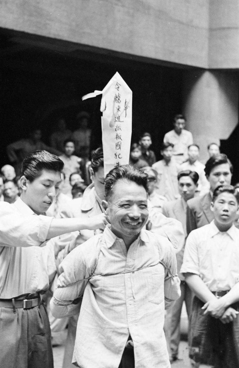Appraiser008's tweet photo. 1949年，上海解放前夕，他被国民党诬陷为汉奸，遭枪杀
1950年，被新中国追认为烈士。  
1981年，再次被民政部追认为烈士。  

美国记者哈里森拍下了他慷慨赴死的一幕，在照片的注释上，他写道：  
「共产党人朱大同，大笑赴死。」
现藏于美国威斯康星大学密尔沃基图书馆 

致敬先烈，公陶先生千古🙏 https://t.co/j6KZkT5tnZ