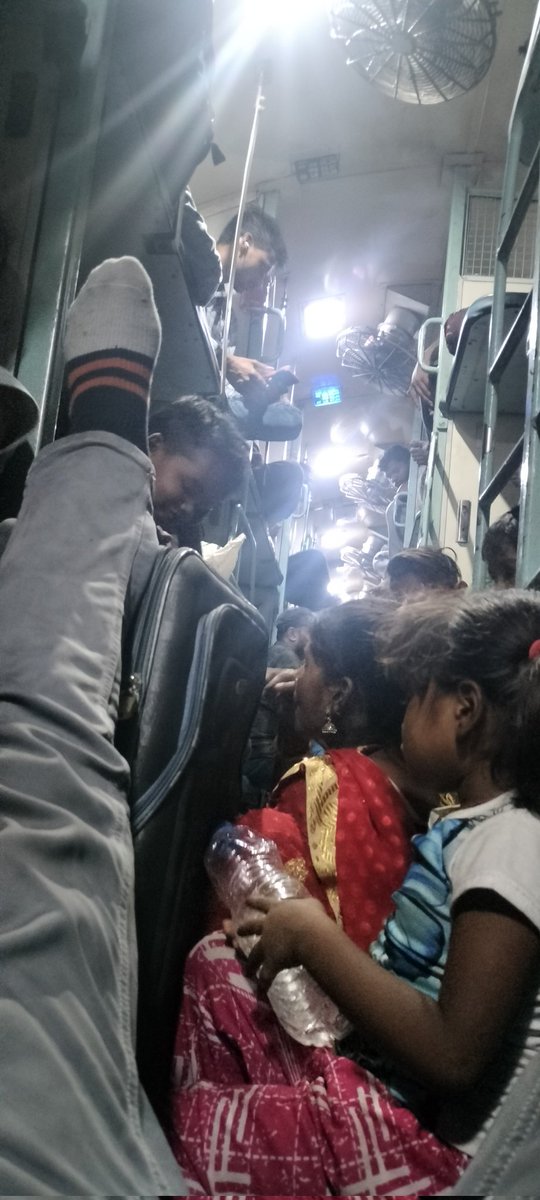 vaisnavisingh11's tweet photo. @RailMinIndia  मैं रेल विभाग से आग्रह करता हु की गांधीधाम कमख्या जो गांधीधाम से कामख्या जाति है उसे सप्ताह में दो बार किया जाए स्लीपर कोच की ये स्थिति है यात्रियों को आने जाने में बहुत परेशानी का सामना करना पड़ रहा है किसी भी यात्री को अपनी सीट प्राप्त नहीं हो पा रही https://t.co/NvXsQ9HU9Z