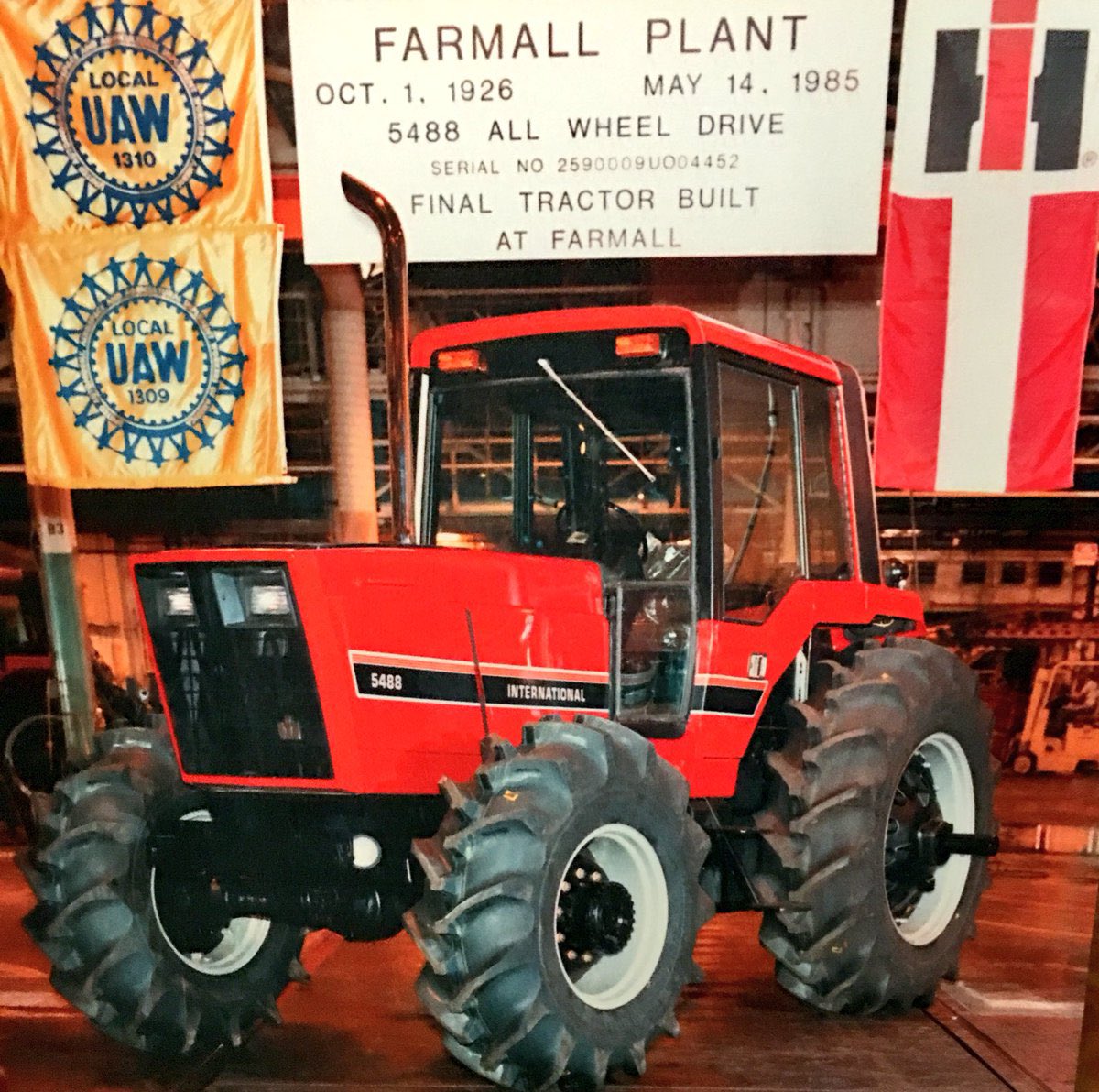 ScottHCF's tweet image. On this day the last IH tractor rolled off the line in 1985.