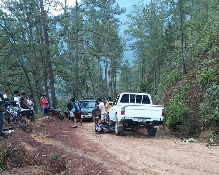 TVMASSB1's tweet photo. #ACCIDENTE_DE_TRÁNSITO  2 jóvenes heridos al impactar  su motocicleta contra un vehículo en la carretera que conduce a la comunidad de la Cuesta, Santa Bárbara. Según reportes se conducían en exceso de velocidad y sin cascos https://t.co/5Mr8NEBfMN