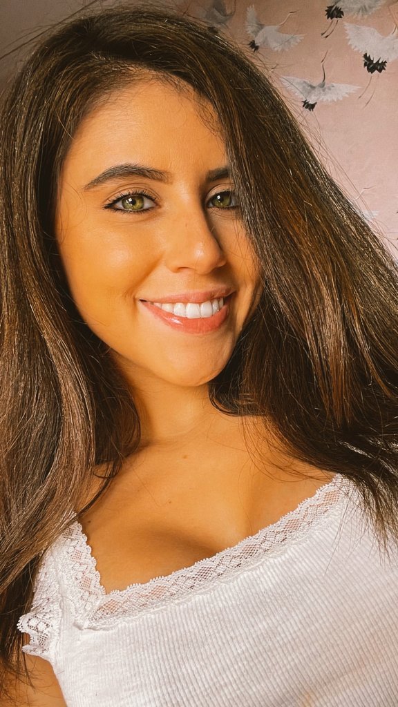 Je suis là pour vous satisfaire n'hésite pas à me contacter mes chéris💋💋🥰🍎🍒👅