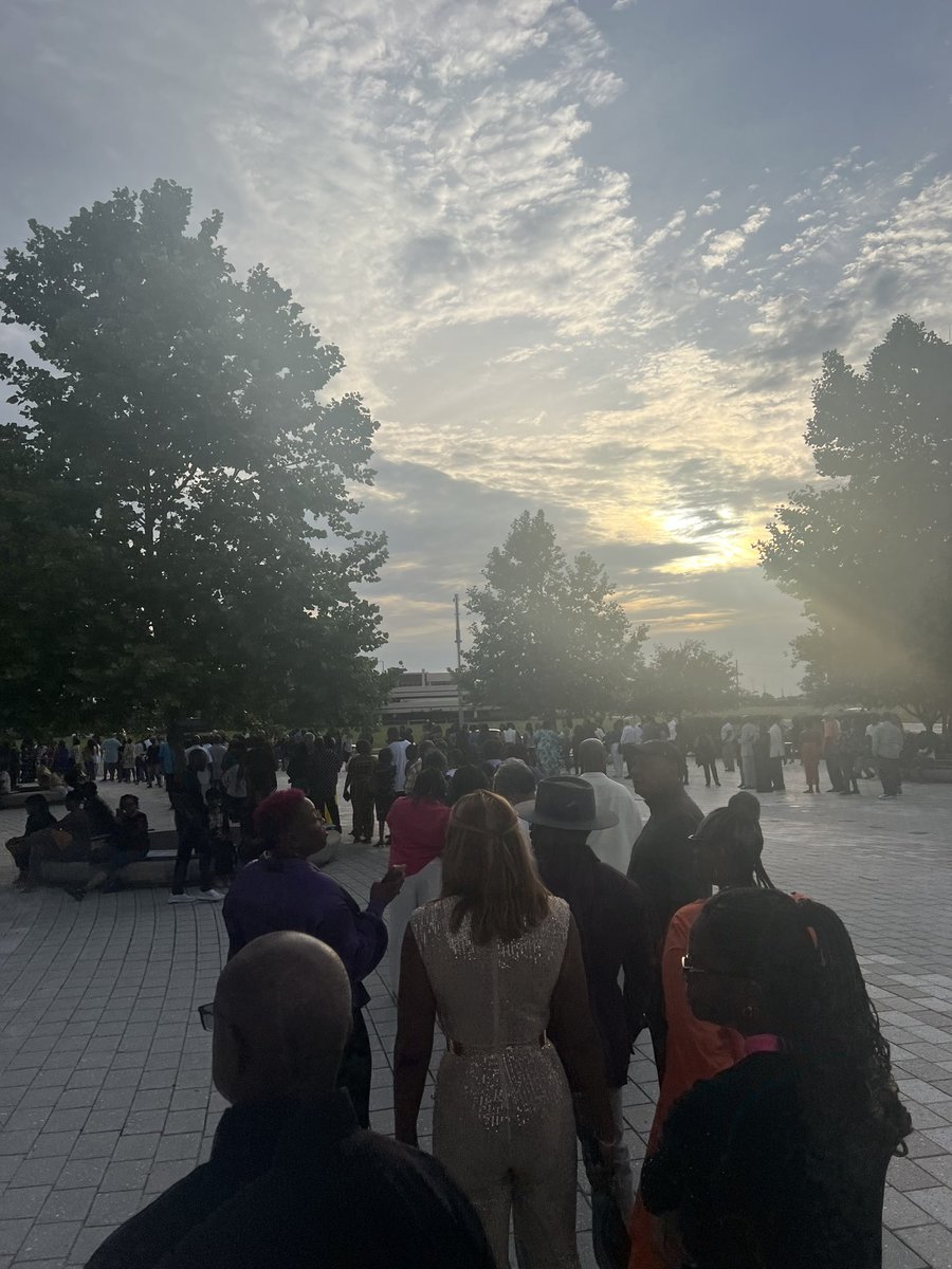 Loveudede's tweet photo. Why are we paying $175 per ticket at the Sugar Land Smart Financial and standing in line! https://t.co/7szk6n5efH