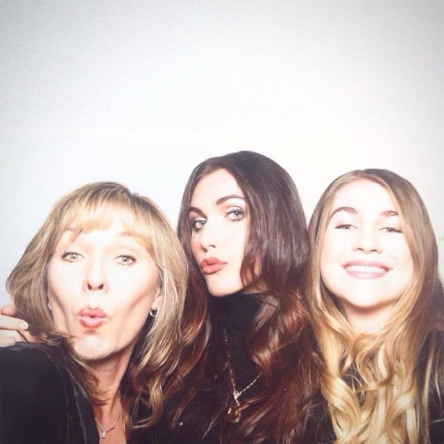 BeautySoClean's tweet image. Happy Mother’s Day everyone! Did you know BeautySoClean is a family driven business? Nancy’s daughters grew up watching her passion for makeup artistry and sanitization blossom into the business BeautySoClean is today.

#HappyMothersDay #MothersDay #FamilyBusiness #BeautySoClean