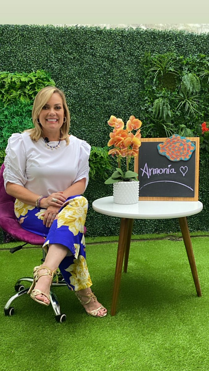 monicacarriel's tweet photo. Ya grabando la segunda temporada de #VEATV junto a mi hermana querida @ursulastrengech y de nuestro podcast #Radicalmente EL ÉXITO!!!! https://t.co/51xTiw996M