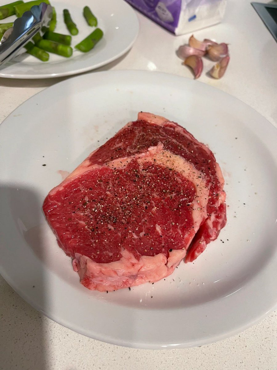 kittycutiest's tweet photo. Eating steak is a happy and romantic moment😋 https://t.co/NqKKPkCOBz