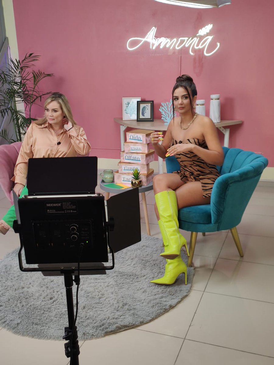 monicacarriel's tweet photo. Ya grabando la segunda temporada de #VEATV junto a mi hermana querida @ursulastrengech y de nuestro podcast #Radicalmente EL ÉXITO!!!! https://t.co/51xTiw996M