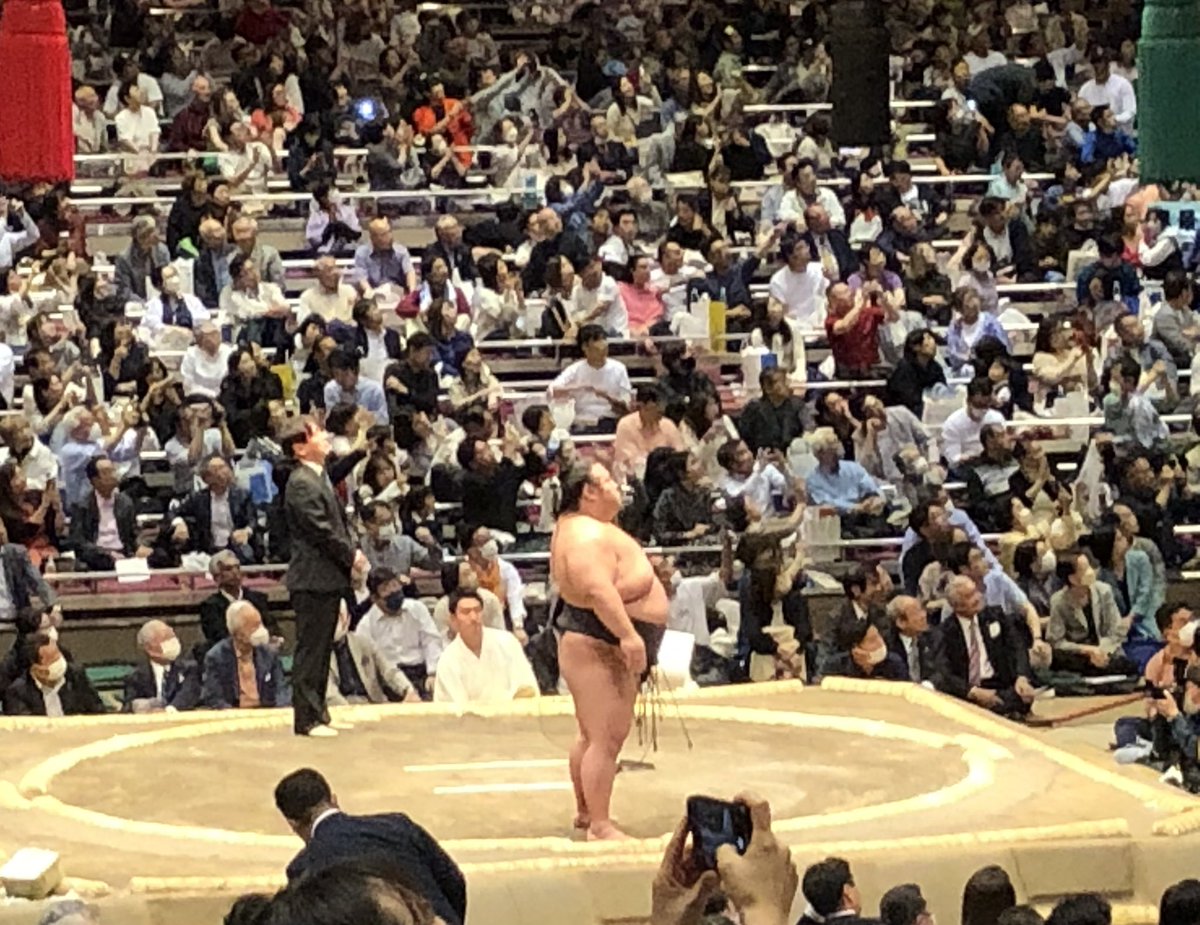 一月場所の優勝額除幕を
見つめる大関

この先何度も掲額しますよ！
応援してますからね📣

横綱が培った実力と強靭な気力で
聳え立っている姿に感動する

我が君の課題はまだまだ多い
課題を正面から撃破して
堂々駆け上がれ〰︎📣💪📣