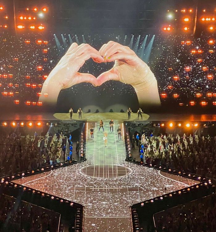 youreinIcve's tweet photo. HAND HEARTS FOREVER!!! 💛🫶🏼 #PhillyTSTheErasTour @taylornation13 https://t.co/Hc6v2Rt4Sl