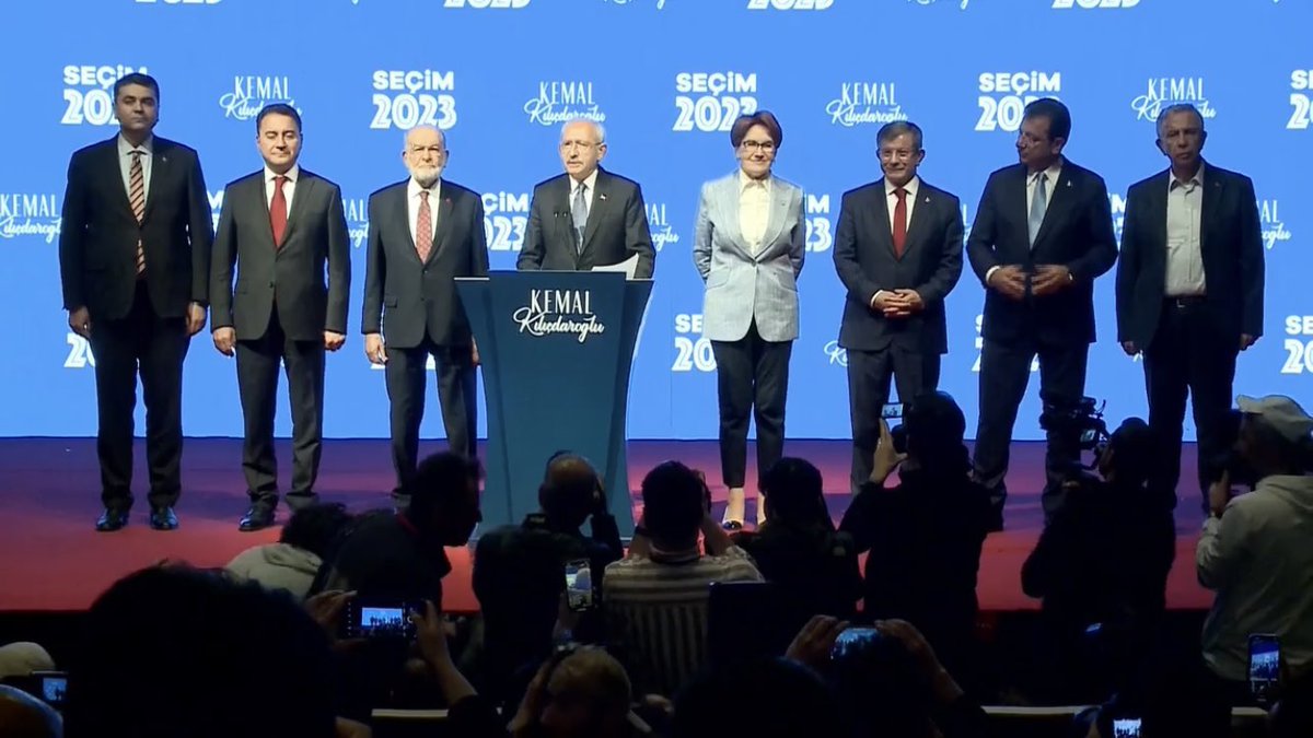 8 kişi tek bir adamla savaştınız. 
ABD ve Avrupa ile "Masa"lar kurdunuz. 
Dünyanın medyasını, ajanslarını yanınıza aldınız. 
PKK ve FETÖ'yü yardıma çağırdınız. 
Kalp işaretleri yapıp durdunuz. 
Yürüyüşlerinizi, konuşmalarınızı kibirle donattınız. 

O adam bugün sizi ezip geçti.