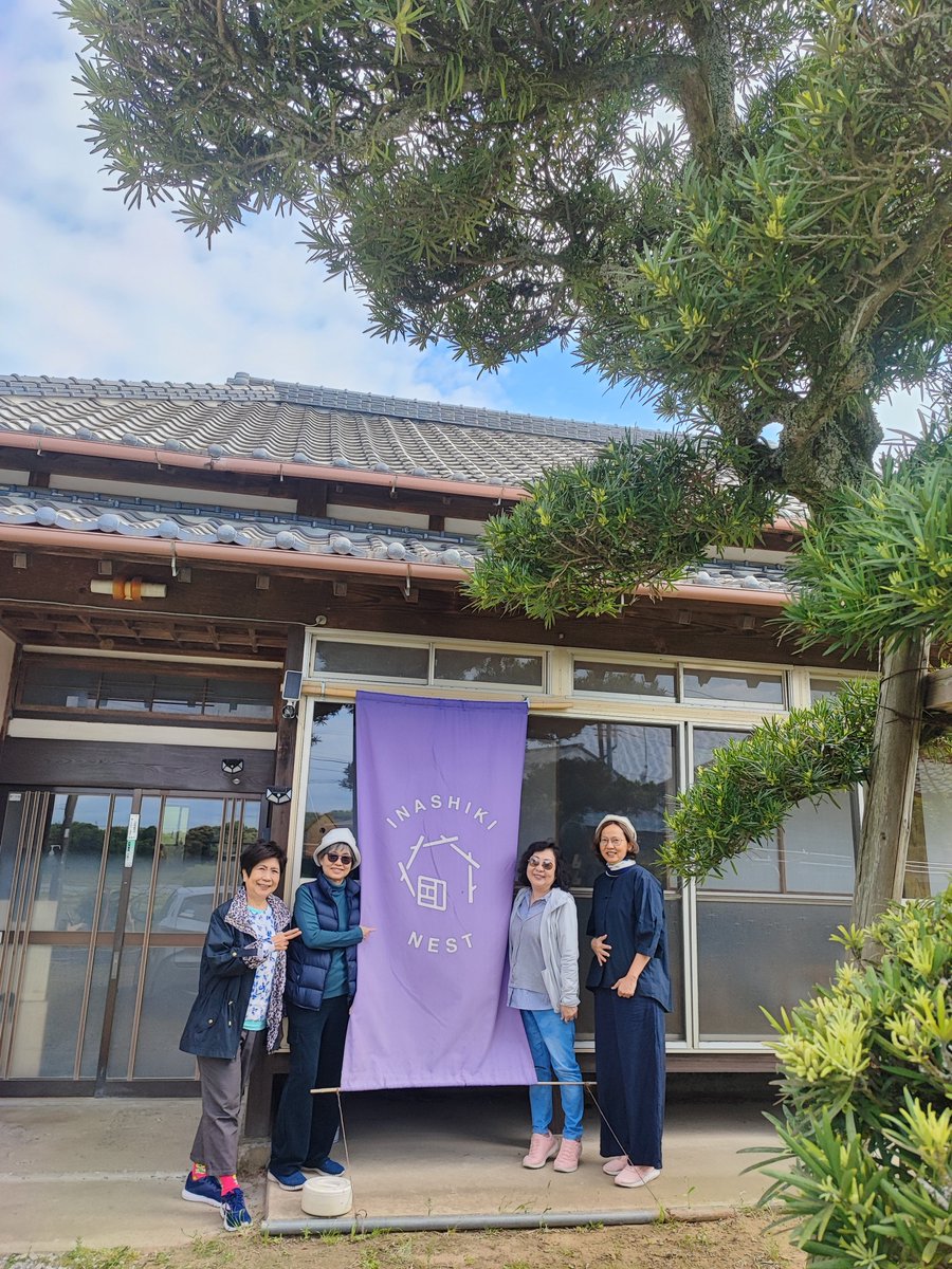 Madam_Fujiko's tweet photo. Guests from Thailand rent a car in Japan and came to #INASHIKINEST ! Now in my field, there are a few vegetables but some #herbs are available. The view of the paddy fields is beautiful. It's the perfect season with a pleasant breeze. #farminn #guesthouse
#農家民宿 #ゲストハウス https://t.co/e5Yby9Q4Gz