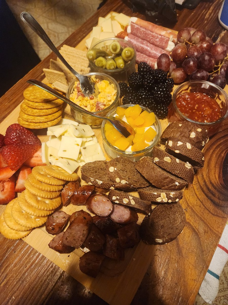 Realtalkmikie's tweet photo. Man @pamalaoh jus gimme some Cheese and Crackers https://t.co/awya39l7oW