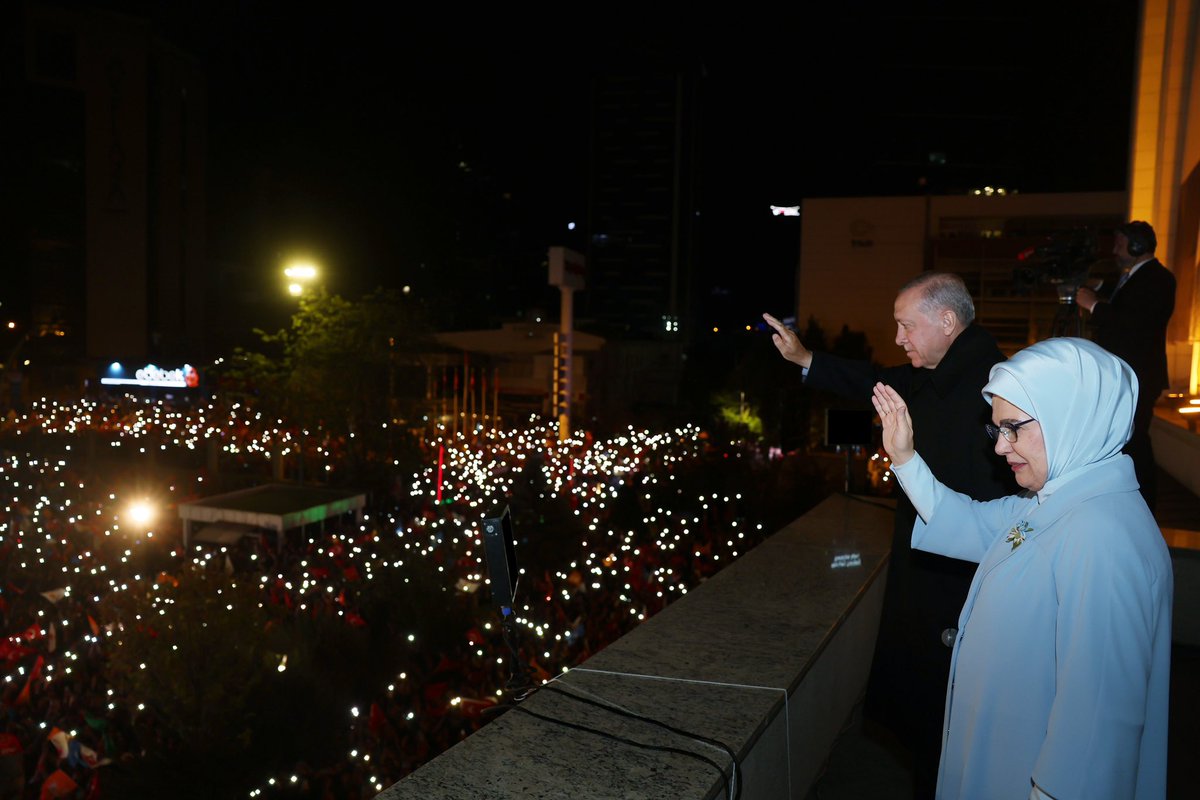 EmineErdogan's tweet photo. Çocuklarımızın geleceği için bugün sandık başına giden milletimizin kararı neticesinde Türkiye Yüzyılı galip geldi. Kazanan Türkiye oldu.🇹🇷

Bir olduk, birlik olduk, büyük ve güçlü Türkiye için alın teri döktük. Elde edilen kazanımlarımıza yenilerini ekleyerek Türkiye Yüzyılı’nı yine omuz omuza inşa edeceğiz.

Güven, istikrar, hizmet diyerek bu yolda davamıza gönül veren aziz milletimize en kalbi şükranlarımızı sunuyoruz. Bu gurur ve başarı hepimizin.

Hayalleri gerçekleştirmek ve her alanda lider bir ülke için doğru adımlarla durmak yok, yola devam!