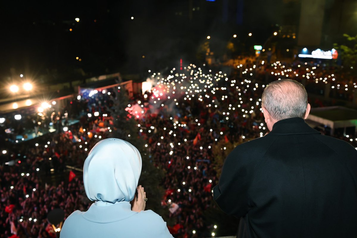 EmineErdogan's tweet photo. Çocuklarımızın geleceği için bugün sandık başına giden milletimizin kararı neticesinde Türkiye Yüzyılı galip geldi. Kazanan Türkiye oldu.🇹🇷

Bir olduk, birlik olduk, büyük ve güçlü Türkiye için alın teri döktük. Elde edilen kazanımlarımıza yenilerini ekleyerek Türkiye Yüzyılı’nı yine omuz omuza inşa edeceğiz.

Güven, istikrar, hizmet diyerek bu yolda davamıza gönül veren aziz milletimize en kalbi şükranlarımızı sunuyoruz. Bu gurur ve başarı hepimizin.

Hayalleri gerçekleştirmek ve her alanda lider bir ülke için doğru adımlarla durmak yok, yola devam!