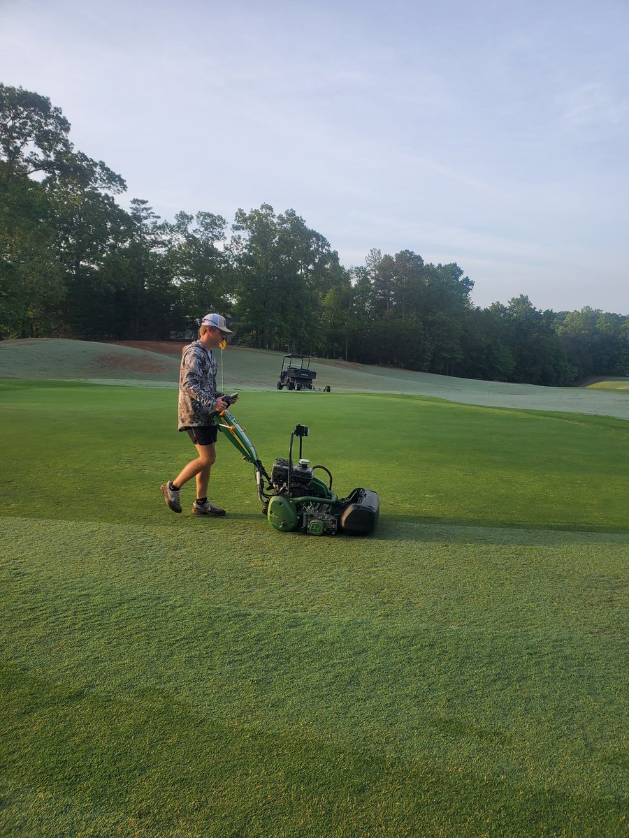 pattyice67's tweet photo. Well this was a great week. Very #PositiveEnergy with the team and they are learning alot. Like our new kid Luke learning how walk mow this morning and it fun to watch him and @laydenhittle grow together into a dynamic duo. #hardworkpaysoff #knowledgeisking #turflearning https://t.co/VSxDj7RJsO