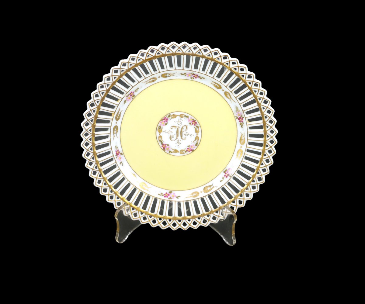 G97816960Girl's tweet photo. Four Initial "H" lace-edged | reticulated dessert or tea plates. Perfect for a fancy tea party. https://t.co/80wFrAqLKh via @Etsy #BuyfromGroovy #antiqueshop #tableware #vintagetableware #dessertplate #teaplate #teaparty #fancytea #LetterHplates #InitialH #EtsySellers https://t.co/lRnHNd27lB