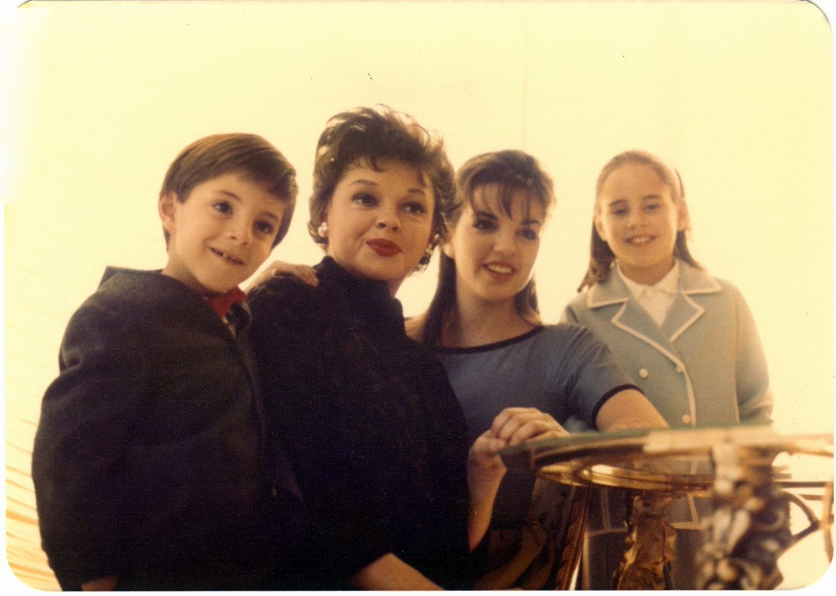 iShowTunes's tweet photo. ♥ HAPPY MOTHER'S DAY to ALL you WONDERFUL MOMS ! ♥
#MothersDay #HappyMothersDay #JoeLuft #JudyGarland #LizaMinnelli @Lorna_Luft https://t.co/AuSnFfDZrg