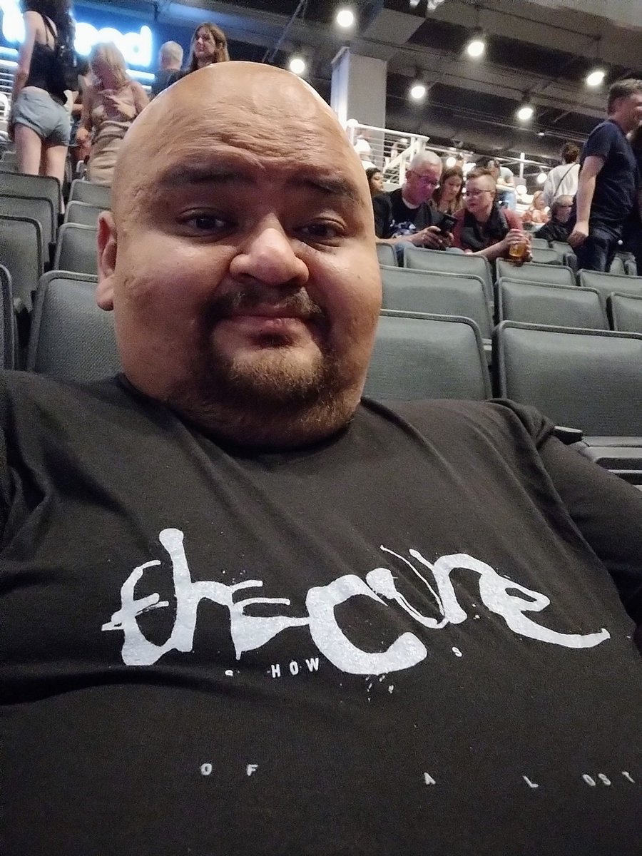 mexicanbuddha87's tweet photo. Selfie before @thecure takes the stage, love these tour shirts π #thecure #thecurelive #liveinaustin #moodycenter #austin #atx #selfie #concertselfie https://t.co/IEyhFhMiuz