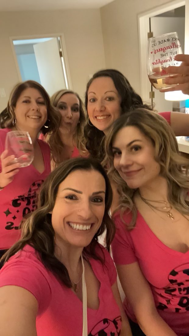 RachelleLesy's tweet photo. Let’s go girls #shania #queenofme https://t.co/FhHyl34whd