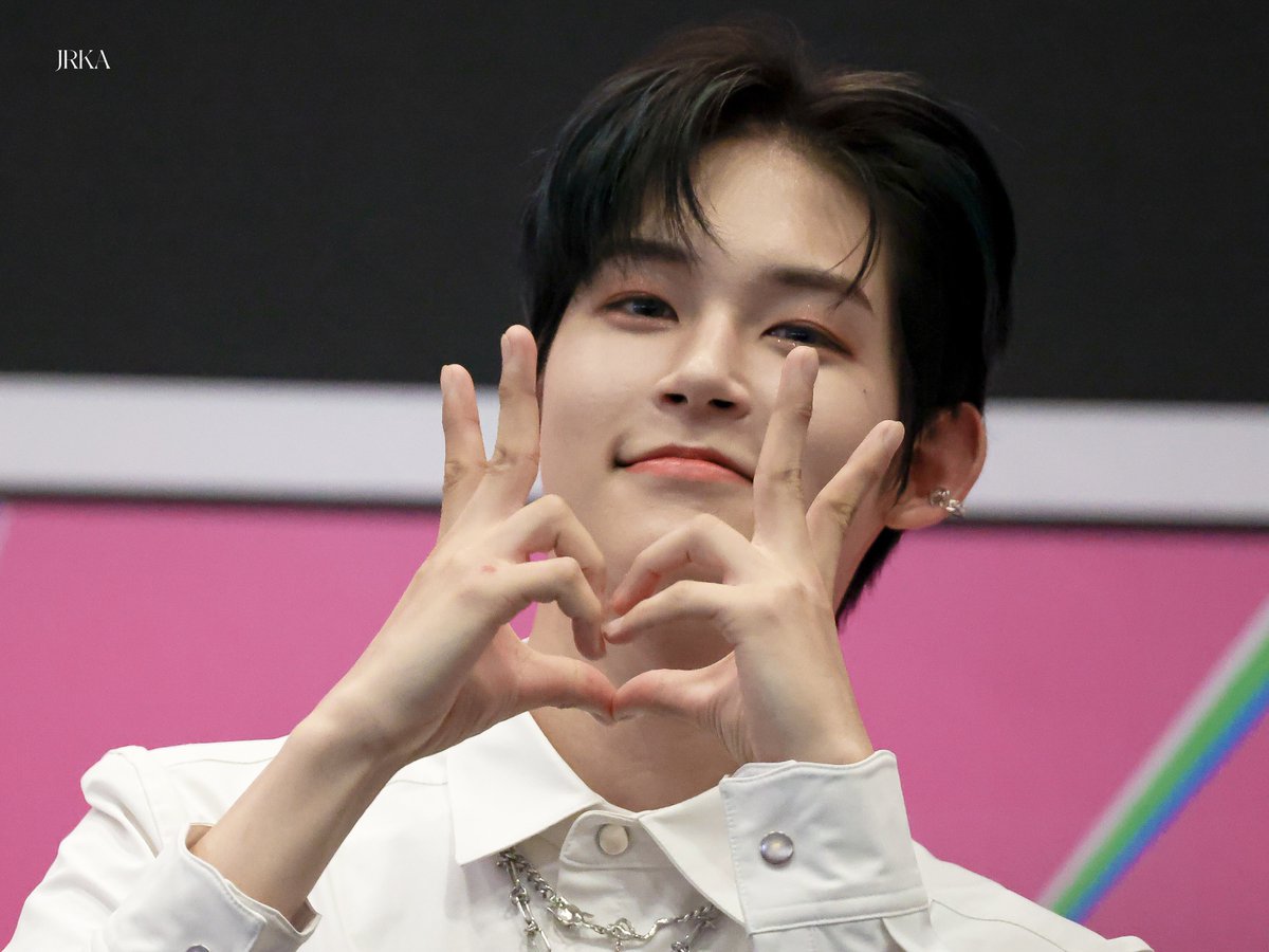 _jrka_'s tweet photo. 230513 KCON JAPAN 🫶🏻

#NINEi #나인아이 #서원 #ソウォン #KCON2023JAPAN https://t.co/vc6v093Wq2
