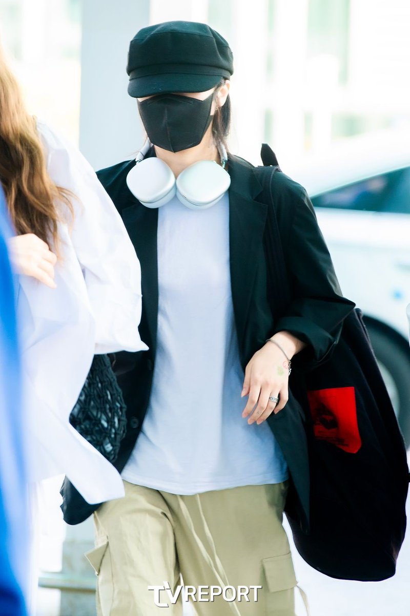 no more wired earphones for wheeiniee😭
gurl straight up bought airpods max😭