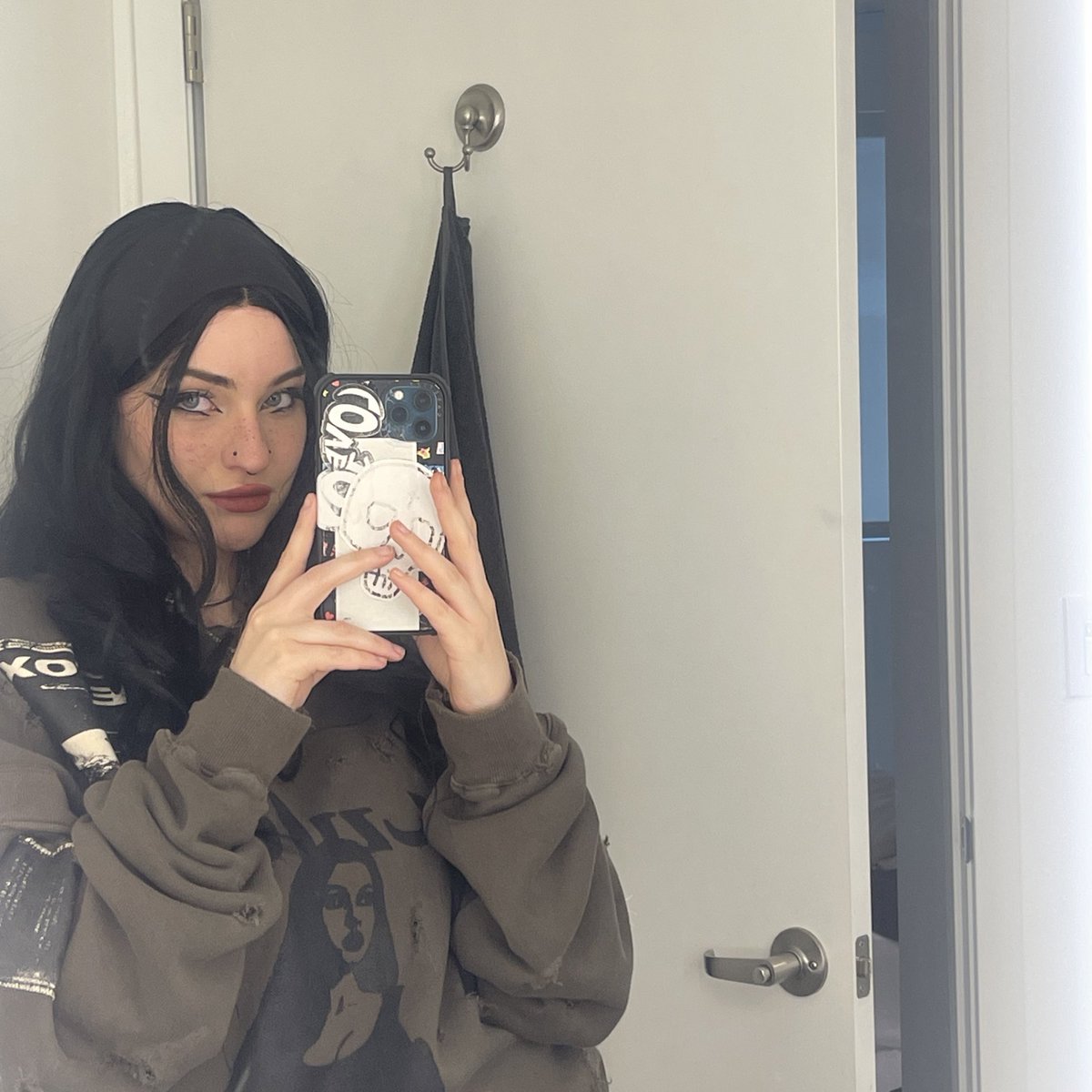 Nihachu's tweet photo. Opinions on black hair? https://t.co/ZWzyBuKuxy