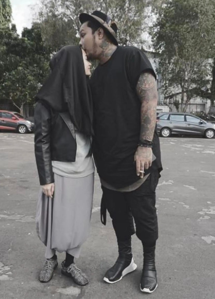 Nyari duit ndiri..
Jadi gosah tergantung suami
Lu aneh2... Gw angkat kaki
.
.
.
Kalo perlu gw lebih kaya dr lu
Biar lu ga aneh2 bikin malu
🤣🔨🔨🔨