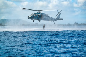 Badbumcy's tweet photo. #EODMU5 #Sailors with #CTF75 conduct helo-cast training near 🇬🇺.

@USPacificFleet
assets routinely operate in the
@US7thFleet
area of responsibility in support of a #FreeAndOpenIndoPacific. #Readiness 📷: MCC Chad M. Butler 📷 https://t.co/WXI8wOU0k1