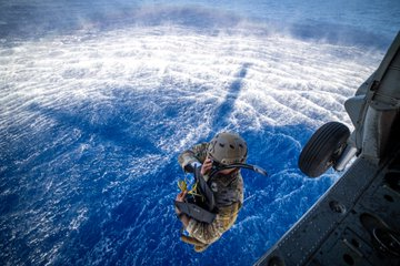 Badbumcy's tweet photo. #EODMU5 #Sailors with #CTF75 conduct helo-cast training near 🇬🇺.

@USPacificFleet
assets routinely operate in the
@US7thFleet
area of responsibility in support of a #FreeAndOpenIndoPacific. #Readiness 📷: MCC Chad M. Butler 📷 https://t.co/WXI8wOU0k1