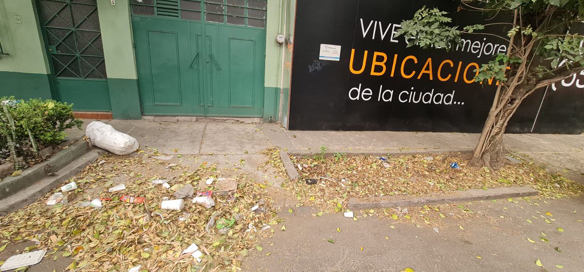 ramirezfavela's tweet photo. Increíble el basurero que se ha convertido la entrada de la colonia Guadalupe Inn desde que @GDCdesarrollos compró y ni @AlcaldiaAO @lialimon https://t.co/EoRzhIC3jk