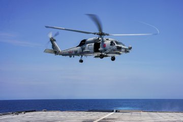 Badbumcy's tweet photo. #USSOakland #Sailors conduct flight operations in the #MoluccaSea.

@DESRON_7
is on a rotational deployment to
@US7thFleet
area of responsibility to operate in support of a #FreeAndOpenIndoPacific. #Readiness 📸: MC2 Sang Kim https://t.co/E8ACGt6ObC