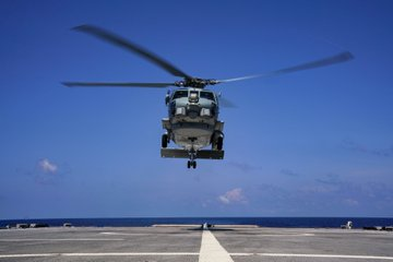 Badbumcy's tweet photo. #USSOakland #Sailors conduct flight operations in the #MoluccaSea.

@DESRON_7
is on a rotational deployment to
@US7thFleet
area of responsibility to operate in support of a #FreeAndOpenIndoPacific. #Readiness 📸: MC2 Sang Kim https://t.co/E8ACGt6ObC