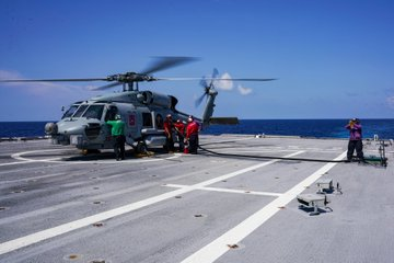 Badbumcy's tweet photo. #USSOakland #Sailors conduct flight operations in the #MoluccaSea.

@DESRON_7
is on a rotational deployment to
@US7thFleet
area of responsibility to operate in support of a #FreeAndOpenIndoPacific. #Readiness 📸: MC2 Sang Kim https://t.co/E8ACGt6ObC