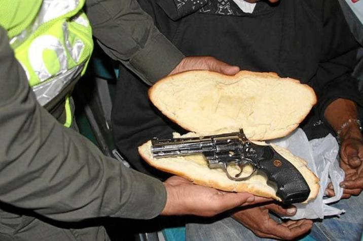 [Pan de harina reforzada]
Ocurrió una noche, en febrero de 2012, en la Terminal de Transportes de Cali, en un bus que iba a salir hacia Bogotá.
—¿Qué lleva en esa bolsa?, preguntó el policía. 
—El fiambre para el viaje, respondió uno de los pasajeros. #CasaMacondo