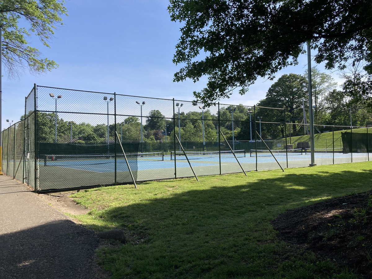 DanielleAnctil's tweet photo. Why can’t the Bluemont courts be multi-use @arlington_and ? None of the courts were in use this afternoon, meanwhile at Walter Reed all courts were in use and a line of people waiting. https://t.co/kvliesDJtW