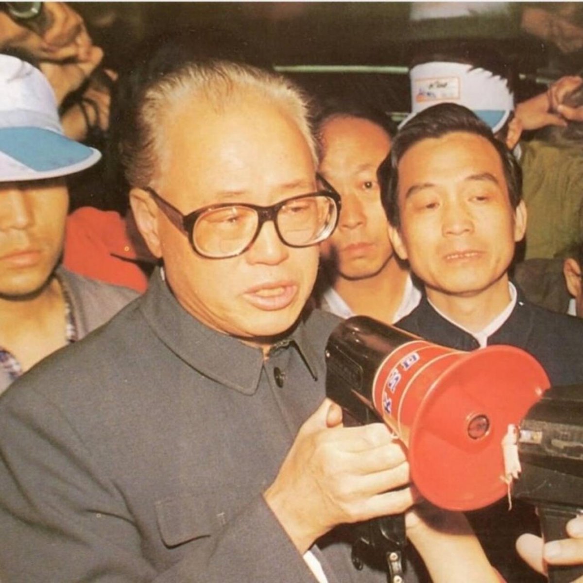 theend8000's tweet photo. 赵紫阳：
“1989年我下台以后，随着国际国内形势的变化，我对中国政治体制改革有了一些新的认识。过去对西方发达国家所实行的议会民主制，认为不是人民当家作主。苏联式的、社会主义国家所实行的代表大会制度，才能体现人民当家作主；这是比西方议会制更高级的、更能体现民主的形式。事实上不是这么一回 https://t.co/Rvsl9Xx8Vm