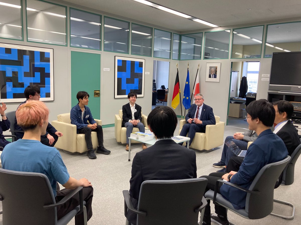 GermanyinWestjp's tweet photo. 昨年、🇩🇪ドイツ人工知能研究センター@DFKIの🇯🇵ラボを開設した大阪公立大学@OsakaMetUnivでは、活動の一環として、医学部、情報学・工学の学生各５名がDFKIを訪問、共同研究が始まったそうです。

先日、その様子を��バーツ総領事に報告しに来てくださいました。

🇩🇪🇯🇵共同研究に大いに期待しています✨ https://t.co/z5DDxlcvMx
