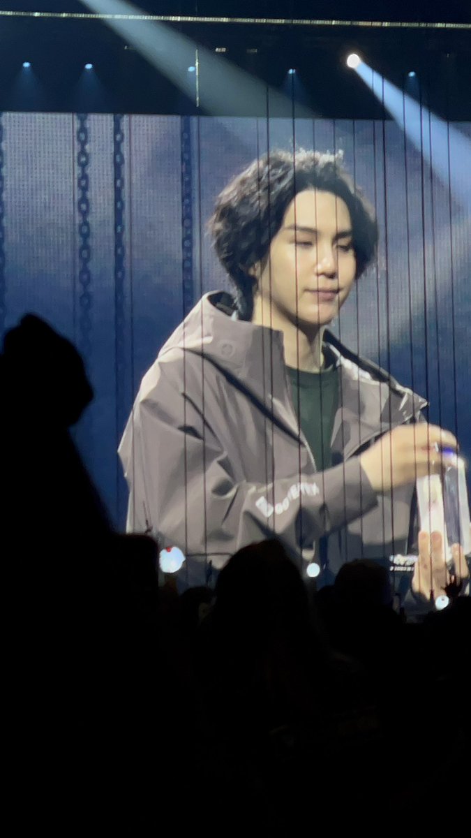 YDMM07HOBI's tweet photo. Hilo de Fotos y Videos de Agust D en el concierto #3 en "Chicago" ❤️⬇️ https://t.co/2LXRWFHSnS