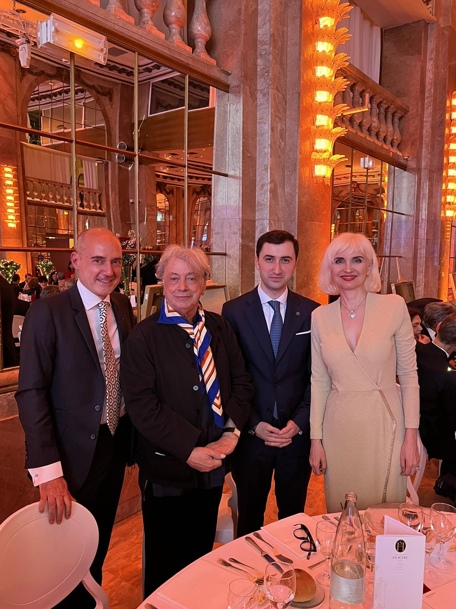 AliKhalafli's tweet photo. J’ai eu le plaisir de participer à l’Exposition de la Collection Schneider.
#TheChildrenForPeace
@DebraMace
@LamiaKhashoggi
@ThierrySchneider
@jitroisparis https://t.co/3Fo16rJ005