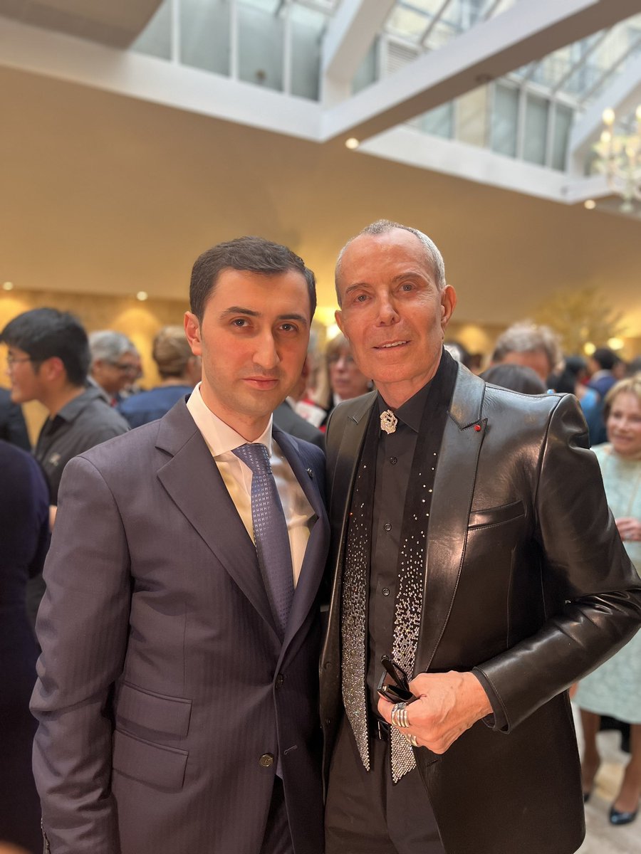 AliKhalafli's tweet photo. J’ai eu le plaisir de participer à l’Exposition de la Collection Schneider.
#TheChildrenForPeace
@DebraMace
@LamiaKhashoggi
@ThierrySchneider
@jitroisparis https://t.co/3Fo16rJ005