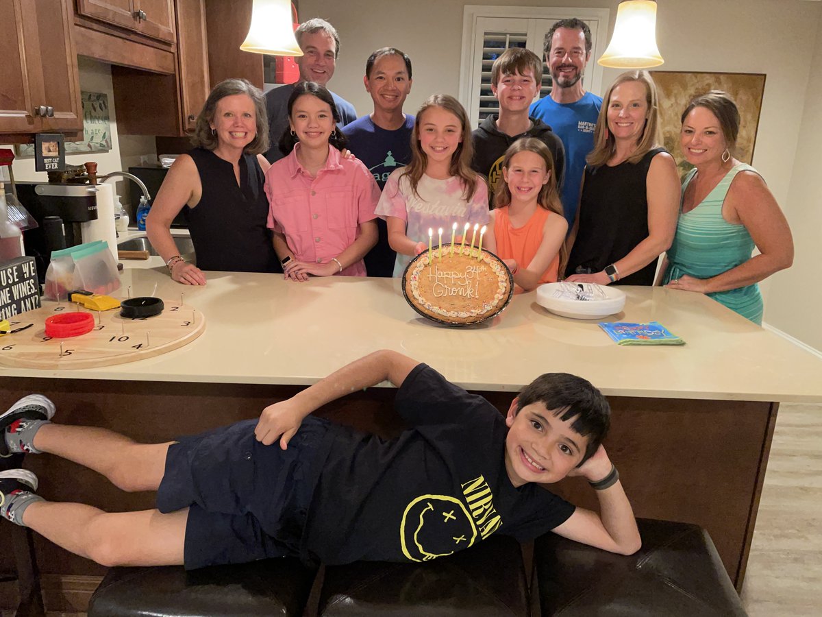 peilysoong's tweet photo. Celebrity Cookie Cake Club celebrates the 34th birthday of arguably one of the greatest TE in @NFL history, @RobGronkowski! Hope @DGronko , @GordieGronk, @Chrisgronkowski, @ggronko, @NFLonFOX, &amp; esp @TomBrady  give you some 🍪 🎂 ❤️today. #C4 @pcnasset @LaurenNassetta @EdCotter https://t.co/OEXBzV1v1G