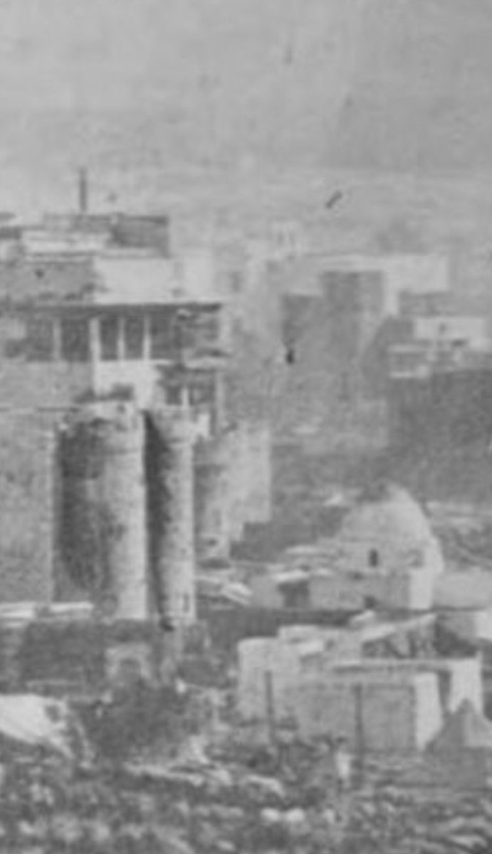 جبل الأحامدة من القراشة ـ ومنه دخول أهل جزع السيح، ومنه يخرج من أراد زيارة المساجد بسفح جبل سلع، ومنه إخراج الغنم للذبح وإدخالها بعد نقل المجزرة إلى خارج البلدة عند قلعة قبة السلامة». بني هذا الباب مع بناء السور الثاني بعد عام 1220هـ زمن محمود خان، ثم جدده 
2️⃣