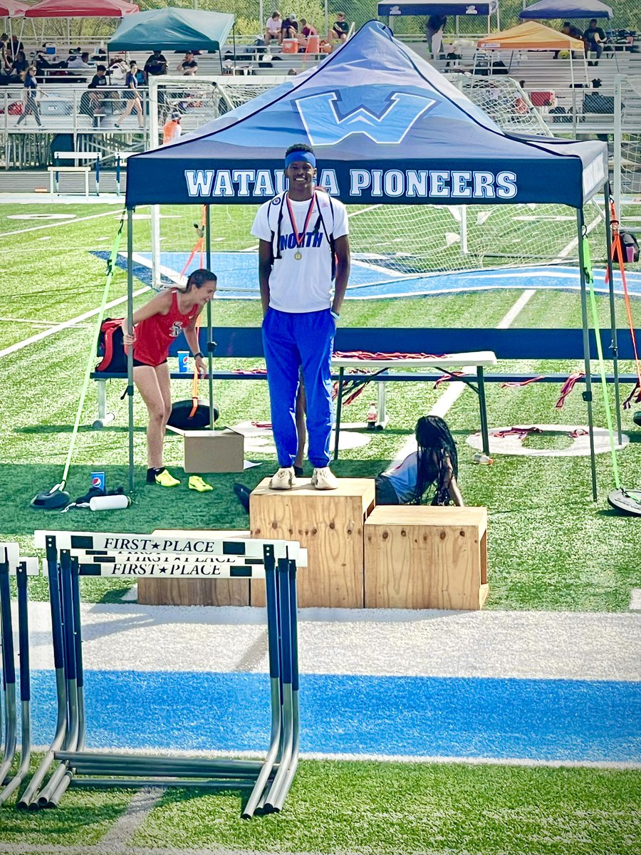 KhalilJPrice24's tweet photo. Had a great weekend at the NCSHAA 4A Regional Championships , finished ranked..

1st -400m 48.69 (PR)
2nd- 4X2 Relay 1:27.94(PR)
7th- 4x4 Relay  3:29.23 (PR)

On to States ! 

@NCRunners @NM_Vikings @NorthMeckFB @SpeedF1rst @blackmansachs @CLEATS704 https://t.co/bRKhGLdLdD