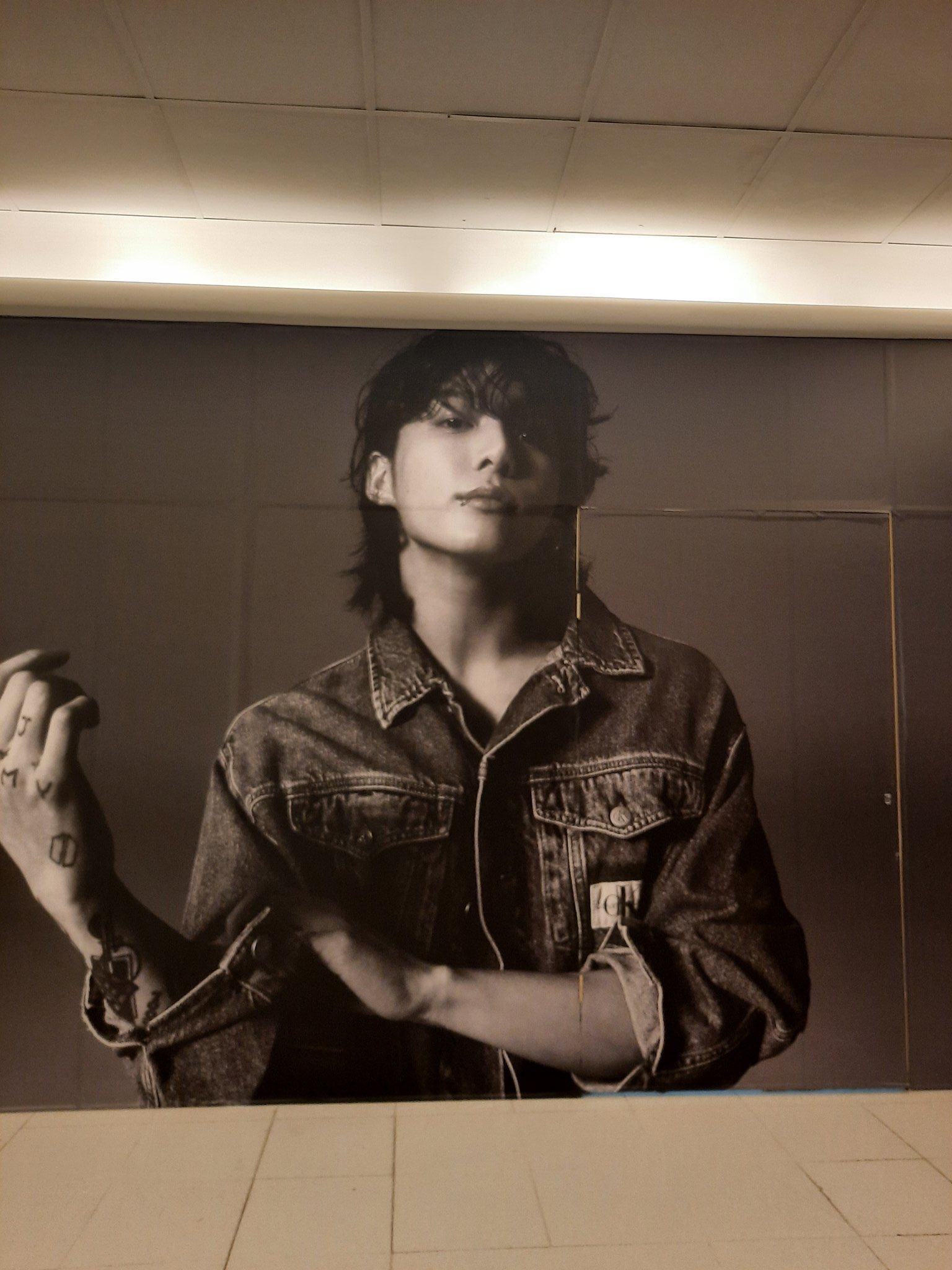 Jeon Jungkook Brazil on X: [📸] Finalmente cariocas! Anúncio de Jungkook  para a Calvin Klein em loja da marca no Barra Shopping, no Rio de Janeiro  🇧🇷 #JUNGKOOKxCALVINKLEIN  / X