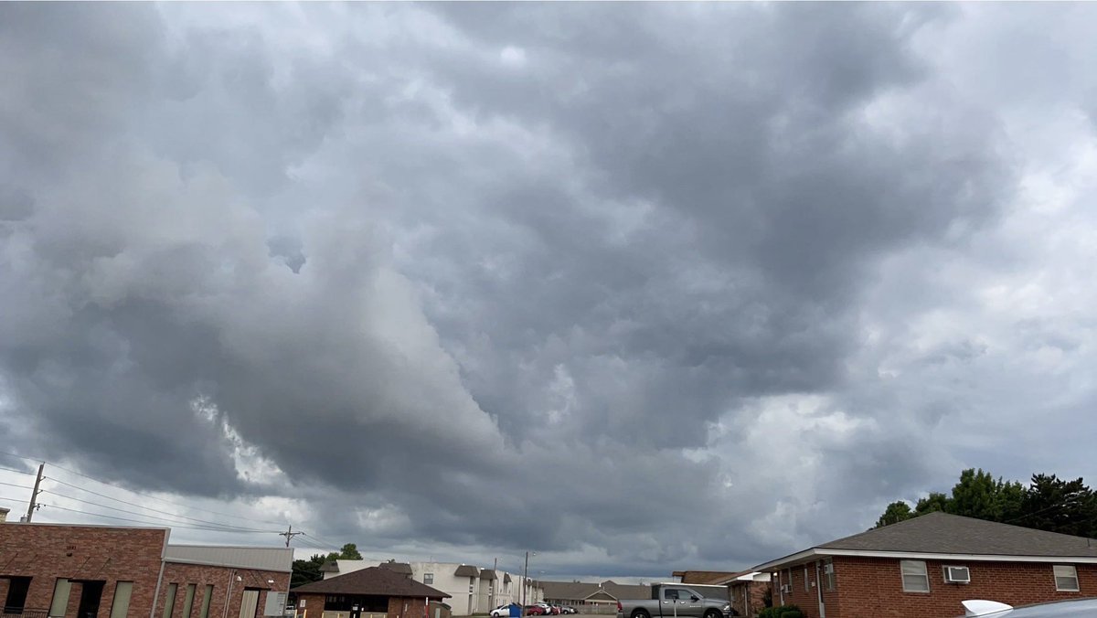 skyesine's tweet photo. i’m gonna let the weather soak me down to my bones https://t.co/Stgzc9XJ9j