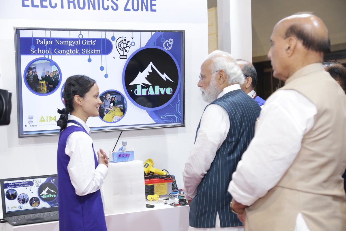 PIBGangtok's tweet photo. Prime Minister @narendramodi visits the stall of Paljor Namgyal Girlsโ (PNG) School, #Sikkim at the inaugural event of National Technology Week (11-14 May 2023) at the #PragatiMaidan premises in New Delhi on 11th May 2023 ( PIC: DIPR Sikkim) (1/3)
#NationalTechnologyWeek https://t.co/31rmEdtiuu
