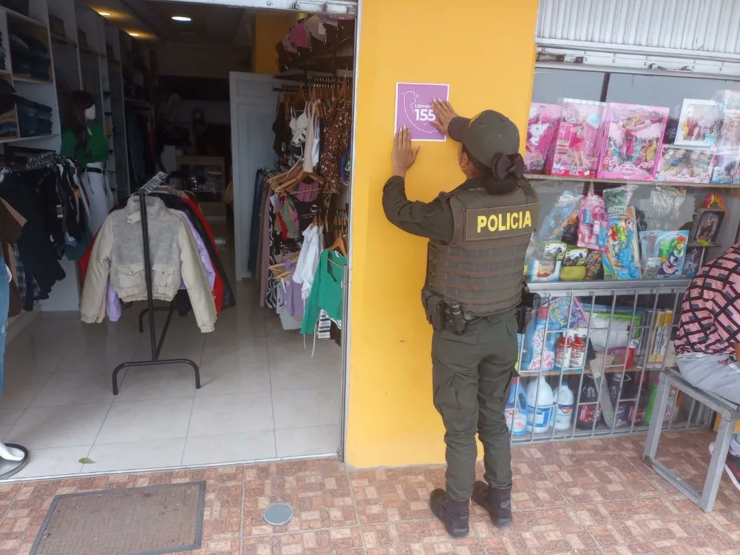 PrinVerdeOlivaP's tweet image. Nuestros Policías #Preci en el municipio del Tablón de Gómez realizan divulgación de la estrategia EMFAG y PATRULLA PÚRPURA, y dan a conocer la línea 155 para denunciar cualquier caso de violencia contra la mujer.
#DiosyPatria 💚💙🇨🇴