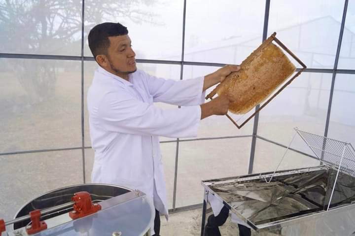 DiarioNacional9's tweet photo. #Nacional || Nicaragua cuenta con un centro para la apicultura.

El pasado 13 de mayo se inauguró el nuevo Centro de Desarrollo de Tecnologías para la Apicultura, ubicado en el municipio de Comalapa, departamento de Chontales. https://t.co/ztD4P9C0hL