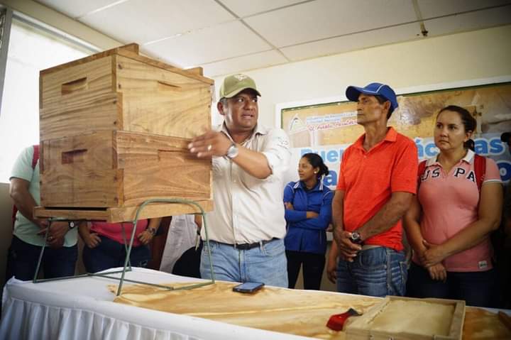 DiarioNacional9's tweet photo. #Nacional || Nicaragua cuenta con un centro para la apicultura.

El pasado 13 de mayo se inauguró el nuevo Centro de Desarrollo de Tecnologías para la Apicultura, ubicado en el municipio de Comalapa, departamento de Chontales. https://t.co/ztD4P9C0hL