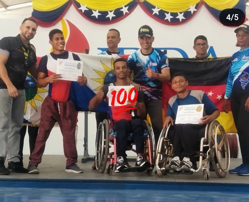 Paso por aquí a presumir esta belleza, mi sobrino, ganó medalla de oro 🥇 y rompió el récord nacional en su categoría de  #parapowerlifting  con 128kg. Gracias a @AlexaGomezDos @alexagomez2000 por habernos apoyado en los momentos más críticos de Andrés hace 4 años 🙏